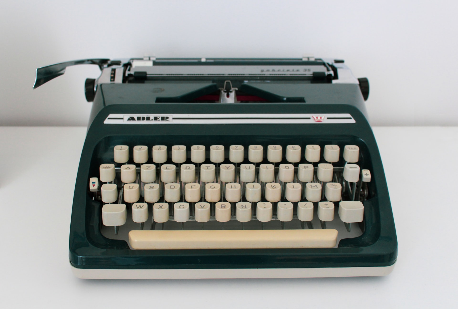 Typing machine with a french keyboard layout, just ‘cause :-)
